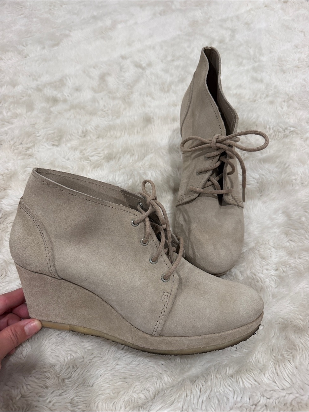 Clarks Athie Terra Beige Suede Lace-Up Wedge Ankle Boots Womans Size 8.5